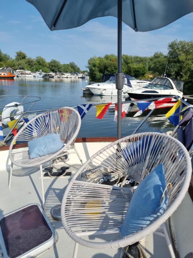 Hôtel Traditional Boat à Thorpe  Extérieur photo